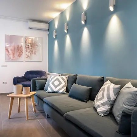 Sapphire In The Center Of Apartment *