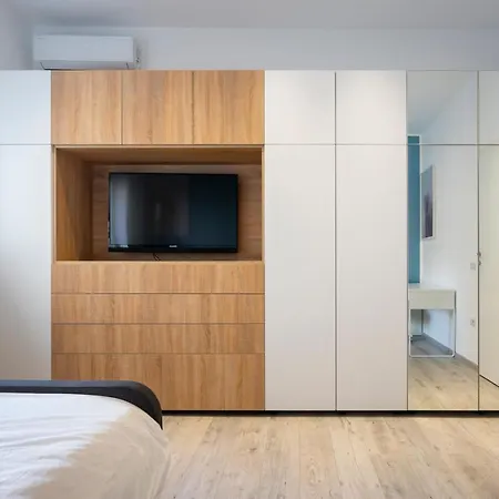 Sapphire In The Center Of Apartment