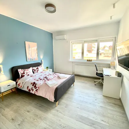 Sapphire In The Center Of Apartment Bucharest