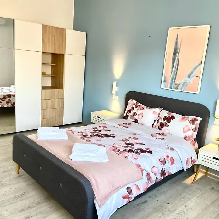 Sapphire In The Center Of Apartment Bucharest