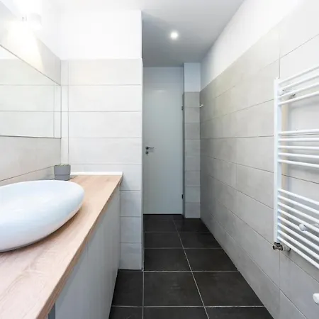 Sapphire In The Center Of Bukareszt