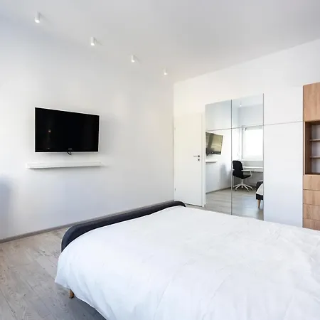 Sapphire In The Center Of Apartment Bucharest